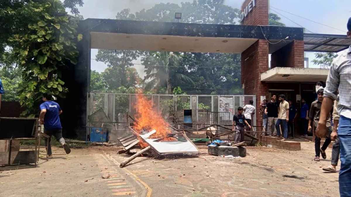ভিসি নিয়োগ ঘিরে সংঘর্ষে রণক্ষেত্র ডুয়েট, পুলিশসহ আহত ১৫