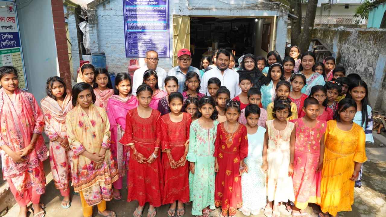 এতিম শিশুদের সঙ্গে রাসিক প্রশাসকের ঈদ আনন্দ ভাগাভাগি