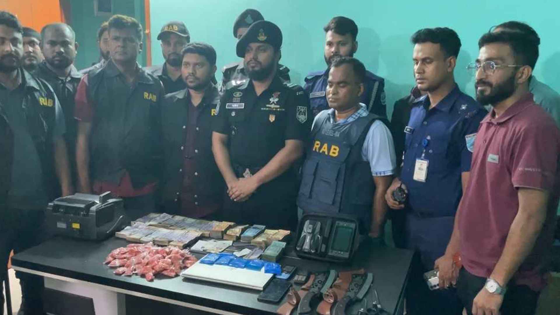 নারায়ণগঞ্জে র‌্যাবের অভিযানে হামলা: ৩ সদস্যকে কুপিয়ে জখম, আটক ১০