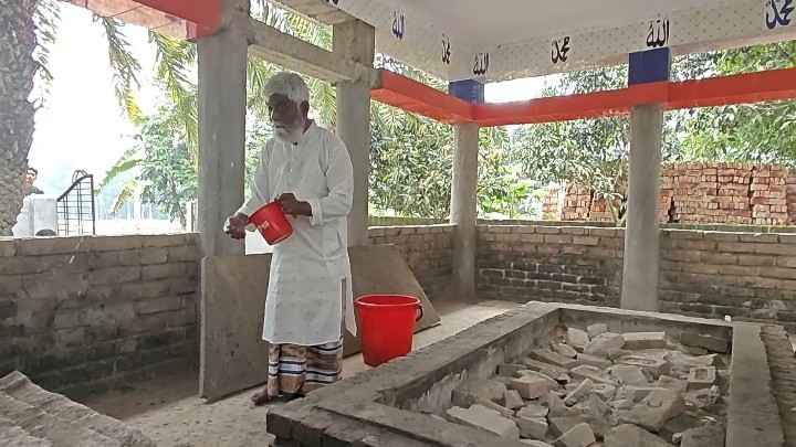 নিজের কবর পরিচর্যায় মগ্ন আব্দুর লতিফ, করেছেন চল্লিশাও