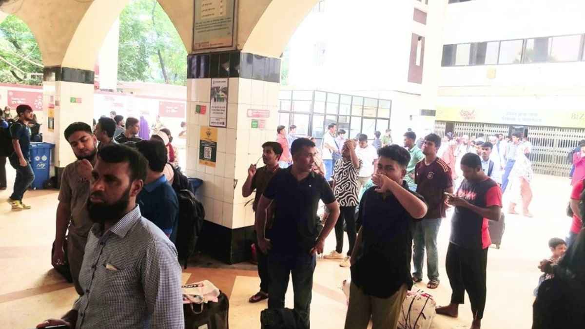 ঘরমুখো মানুষের ভিড়ে মুখর কমলাপুর