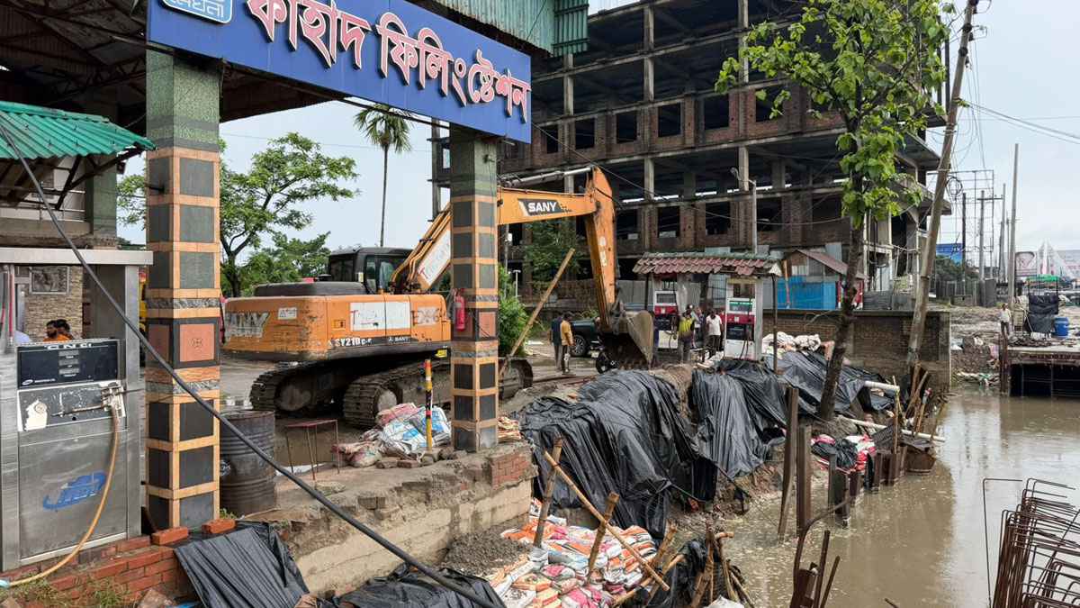 বক্স কালভার্টের খাদে বিলীনের পথে পেট্রোল পাম্প