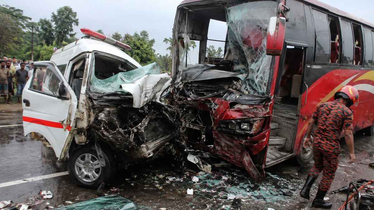 ফরিদপুরে বাস-অ্যাম্বুলেন্স সংঘর্ষে নিহত ৫