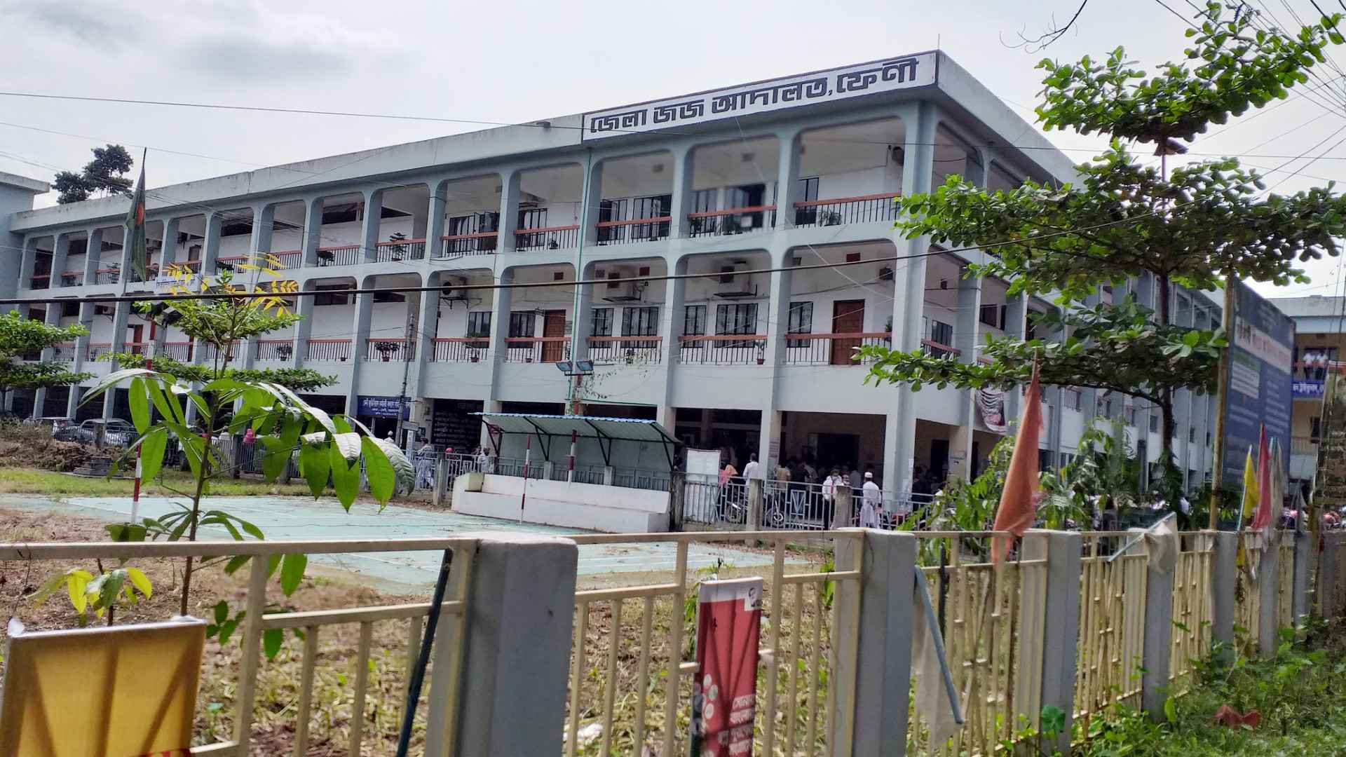 ফেনীর আদালতে বিচারকের সামনে গৃহবধূর বিষপান