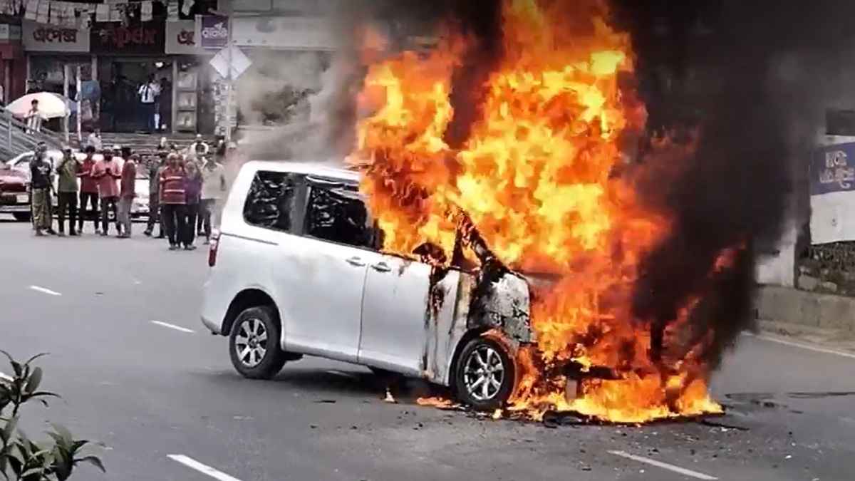 ফার্মগেটে আগুনে পুড়ল মাইক্রোবাস
