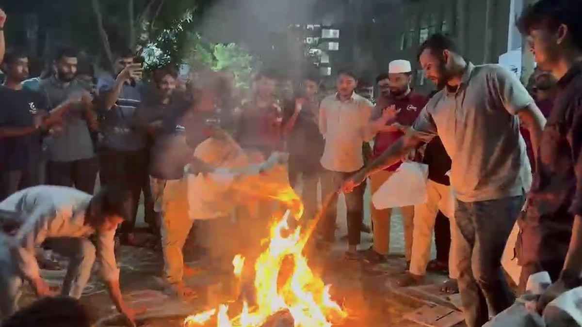 নতুন ভিসি নিয়োগ প্রত্যাখ্যান করে ডুয়েটে শিক্ষার্থীদের বিক্ষোভ মিছিল