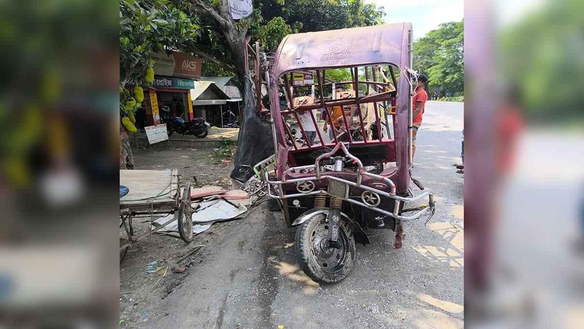 বাস-ইজিবাইক-ভ্যানের ত্রিমুখী সংঘর্ষে ভ্যানচালক নিহত