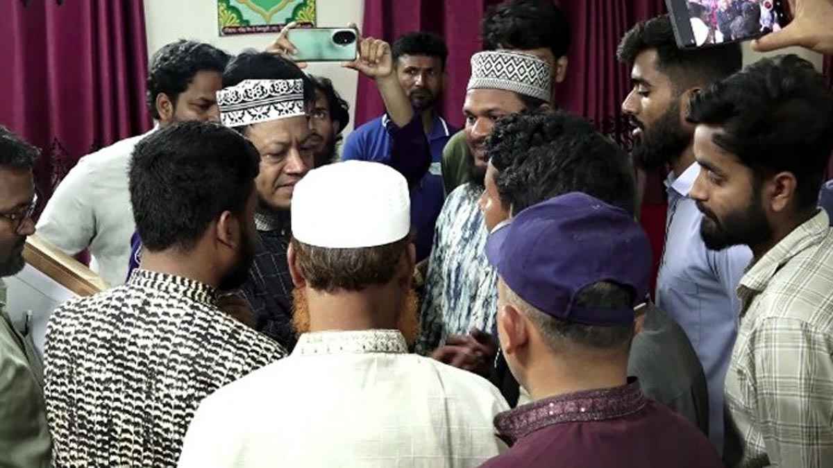 কুষ্টিয়া সরকারি কলেজে এমপি আমির হামজাকে ঘিরে হট্টগোল