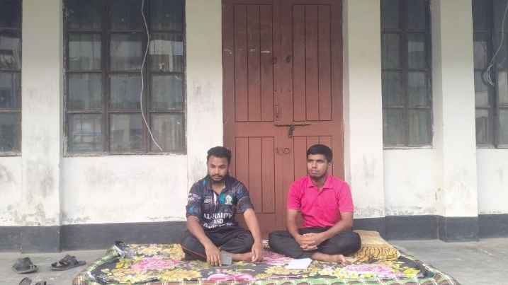ইবিরপ্রভোস্ট কার্যালয়ে তালা, বালিশ-তোশক নিয়ে অবস্থান শিক্ষার্থীদের