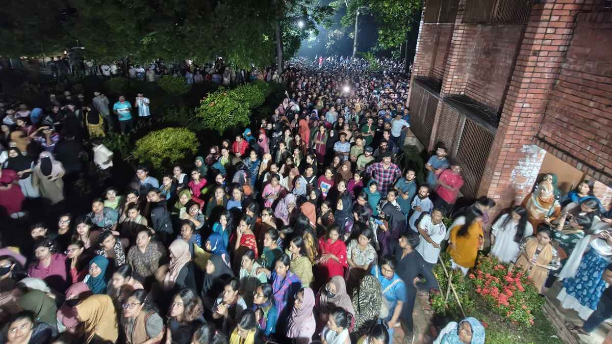 ধর্ষণচেষ্টার ঘটনায় উত্তাল জাবি, নিরাপত্তা দাবিতে শিক্ষার্থীদের বিক্ষোভ