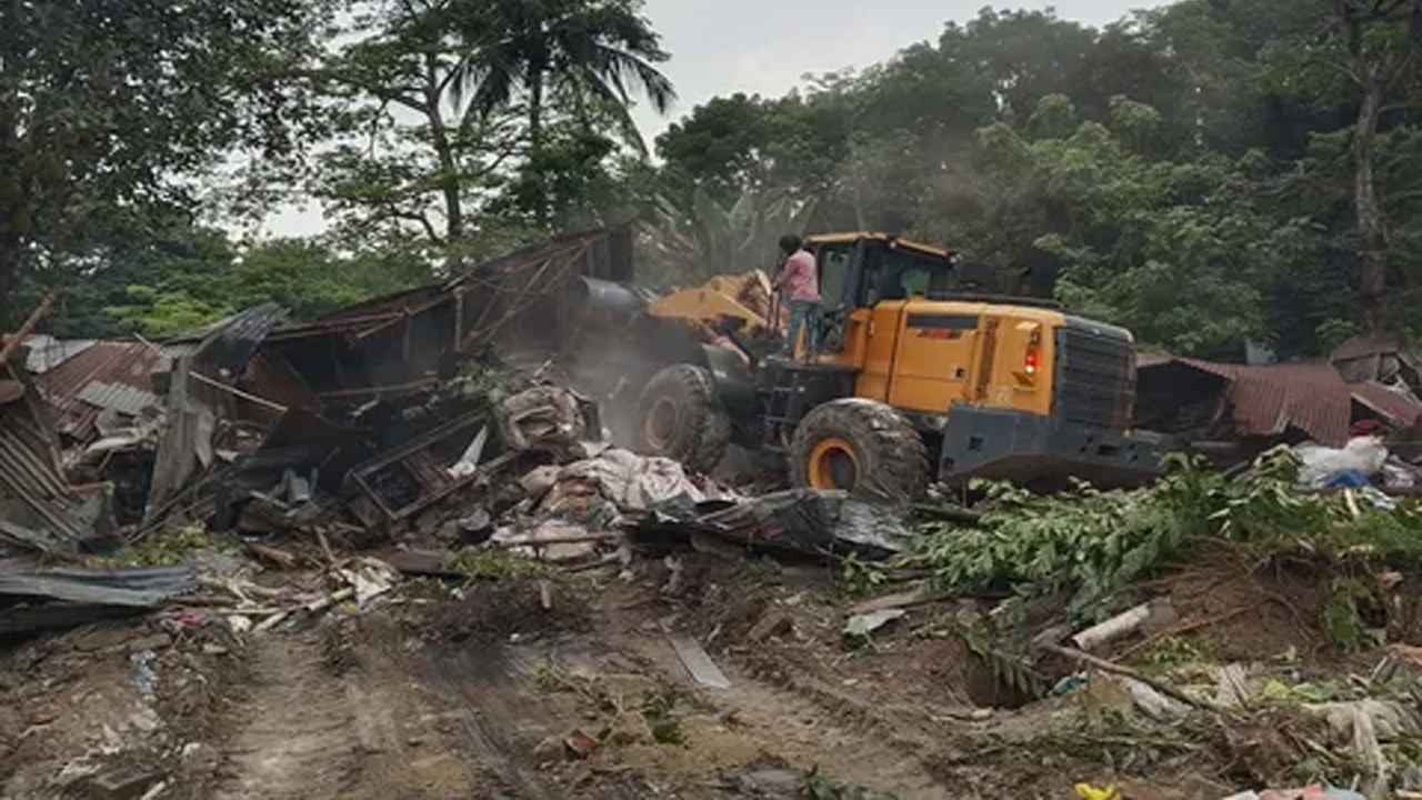 যশোরে উচ্ছেদ অভিযানে গুঁড়িয়ে দেওয়া হলো শতাধিক অবৈধ স্থাপনা