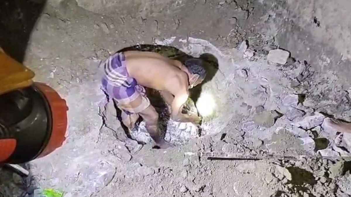 পরকীয়ার জেরে যুবক হত্যা, এক মাস পর রান্নাঘরের মেঝে খুঁড়ে লাশ উদ্ধার