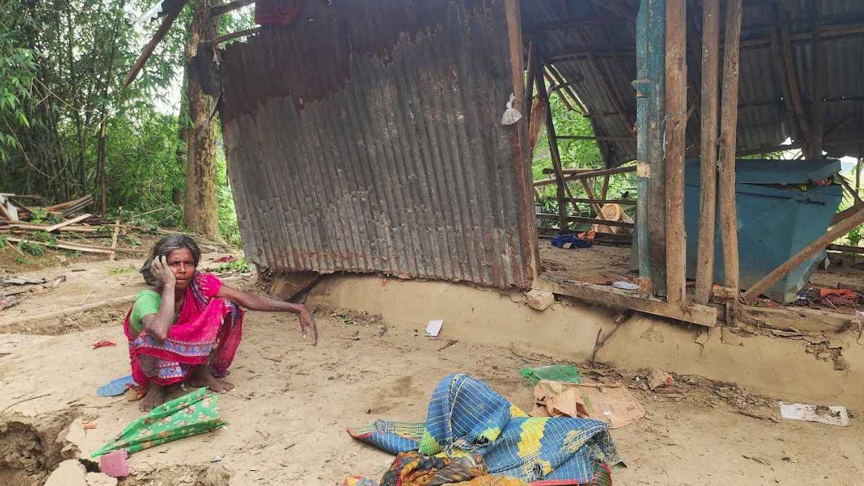 ‘ঘর ভাঙে পড়লি পাশের বাড়ি যায়ে উঠি ওঁরা আমাগে রাতি থাকতি দেছে’