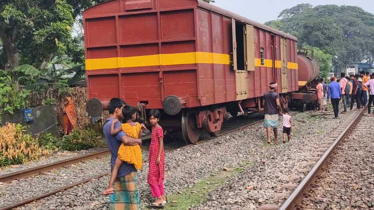 ৪ ঘণ্টা পর উত্তরবঙ্গের সঙ্গে রেল যোগাযোগ স্বাভাবিক