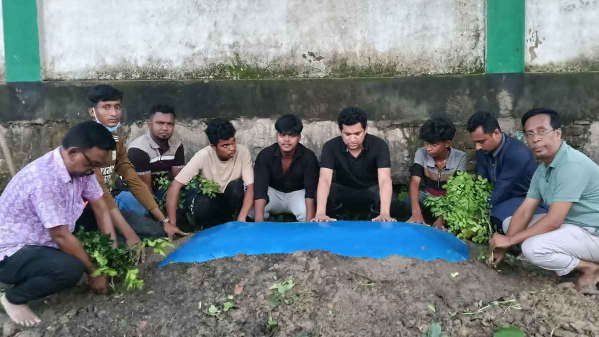 পচা লাশ নিতে অস্বীকৃতি স্বজনদের, দাফন করল ‘ব্রাহ্মণবাড়িয়া বাতিঘর’