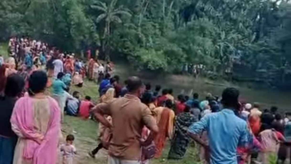 রাতে নিখোঁজ গৃহবধূকে সকালে পাওয়া গেল তেঁতুল গাছের মগডালে