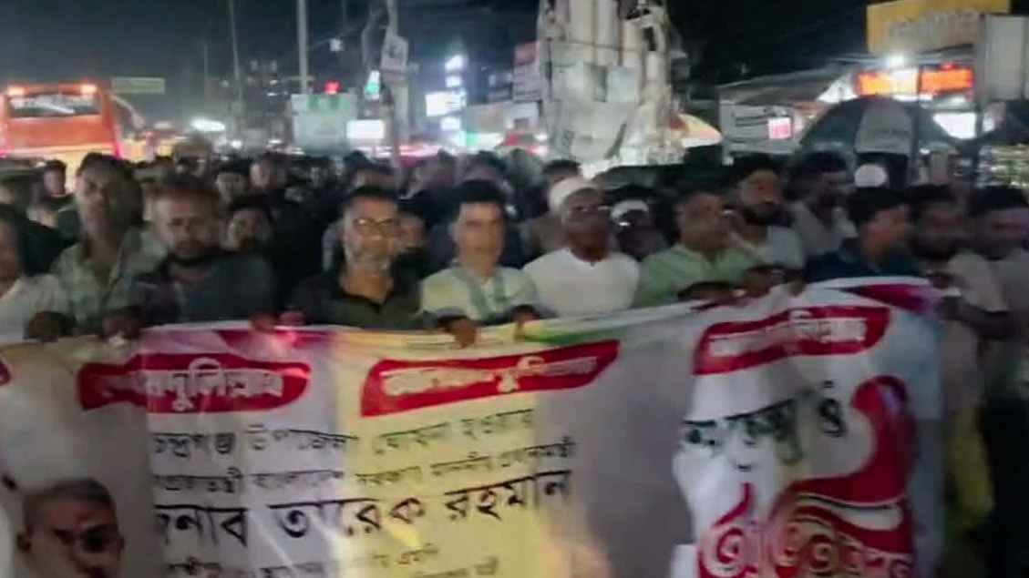 লক্ষ্মীপুরের চন্দ্রগঞ্জকে উপজেলা অনুমোদন করায় আনন্দ মিছিল, মিষ্টি বিতর