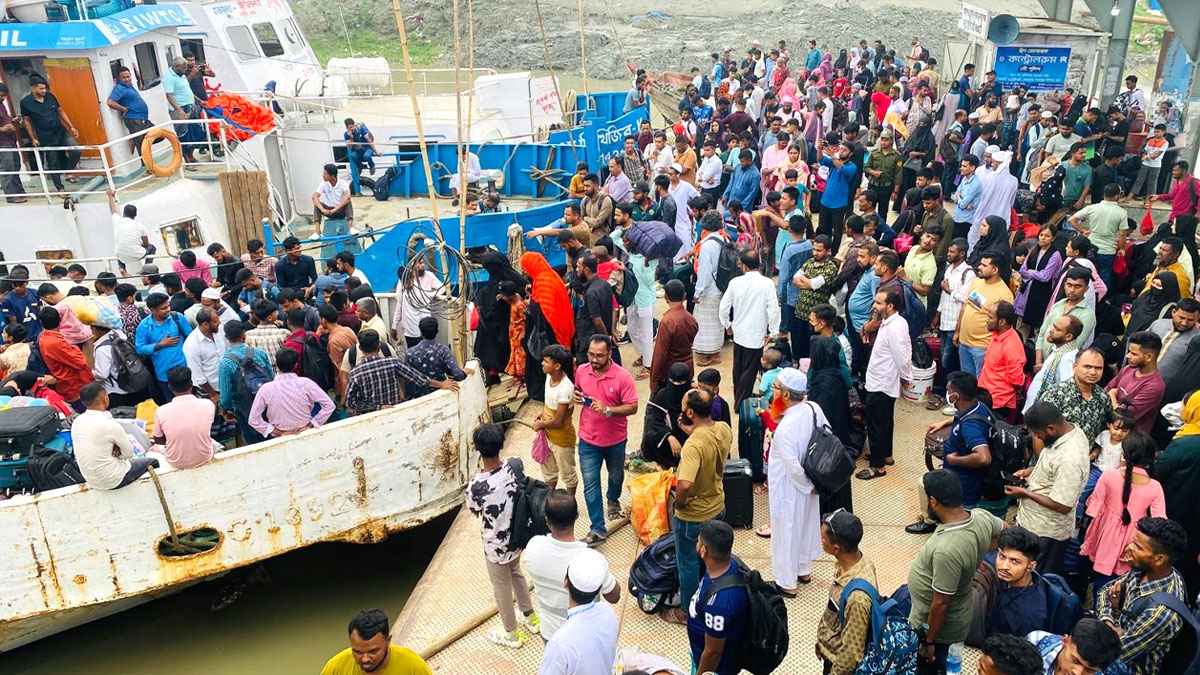 লক্ষ্মীপুর লঞ্চঘাটে যাত্রীদের উপচে পড়া ভিড়, চরম ভোগান্তি