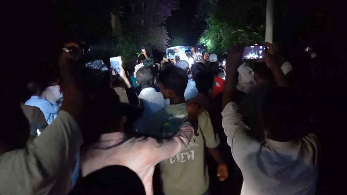 প্রেমিকার সঙ্গে বিচ্ছেদ, ৪৬০ ফুট টাওয়ার থেকে লাফ দেওয়ার হুমকি যুবকের