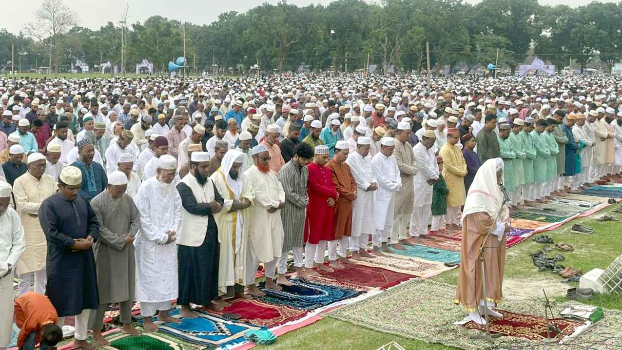 দিনাজপুরে বৃহত্তম ঈদগাহ গোর-এ–শহীদ ময়দানে ঈদুল আজহার জামাত অনুষ্ঠিত