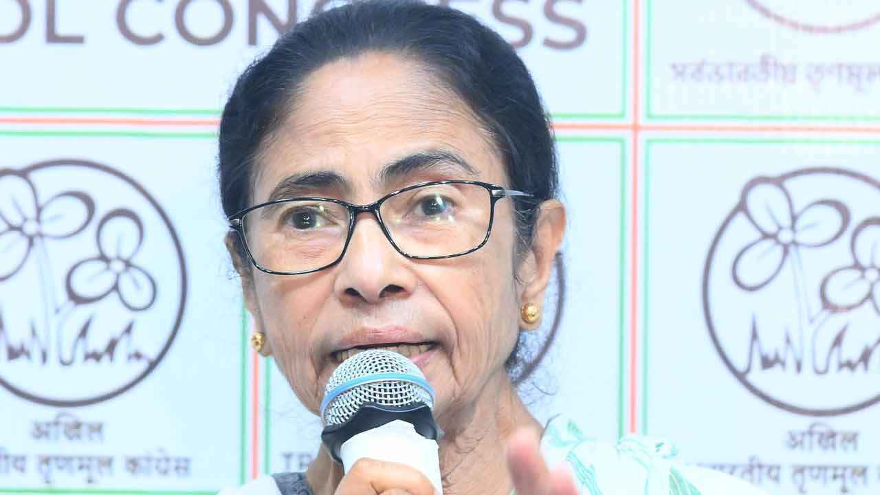 সিসিটিভি বন্ধ করে মমতাকে লাথি মারার কথা অস্বীকার! 