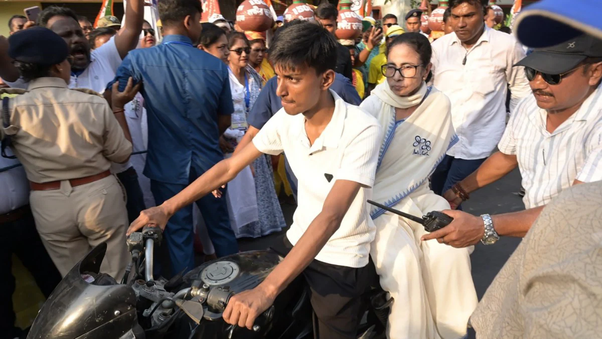 মমতাকে দেখেই ‘চোর-চোর’ স্লোগান বিজেপির! 