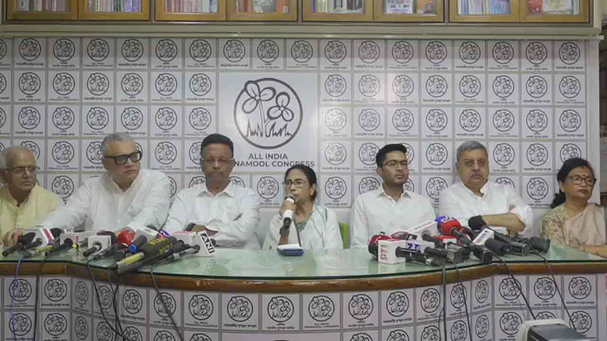 পদত্যাগ করবেন না মমতা