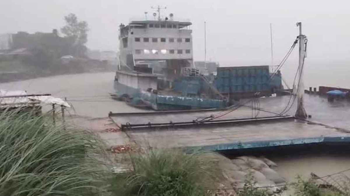 বৈরী আবহাওয়ায় দুই নৌরুটে ফেরি চলাচল বন্ধ