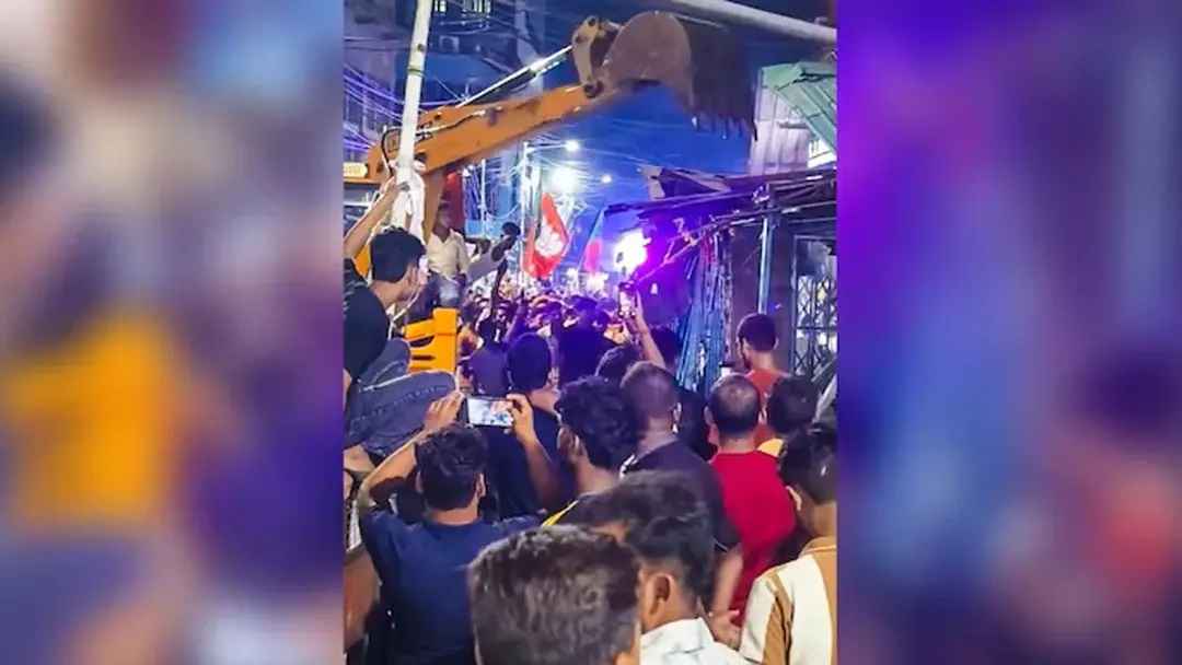 কলকাতার গরুর মাংসের দোকানে বিজেপির হামলা