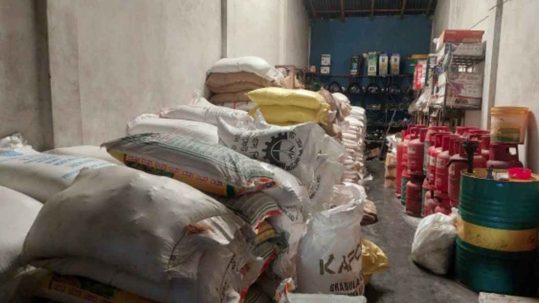 মুজিবনগরে বেশি দামে সার ও গ্যাস সিলিন্ডার মজুত, ব্যবসায়ীকে জরিমানা