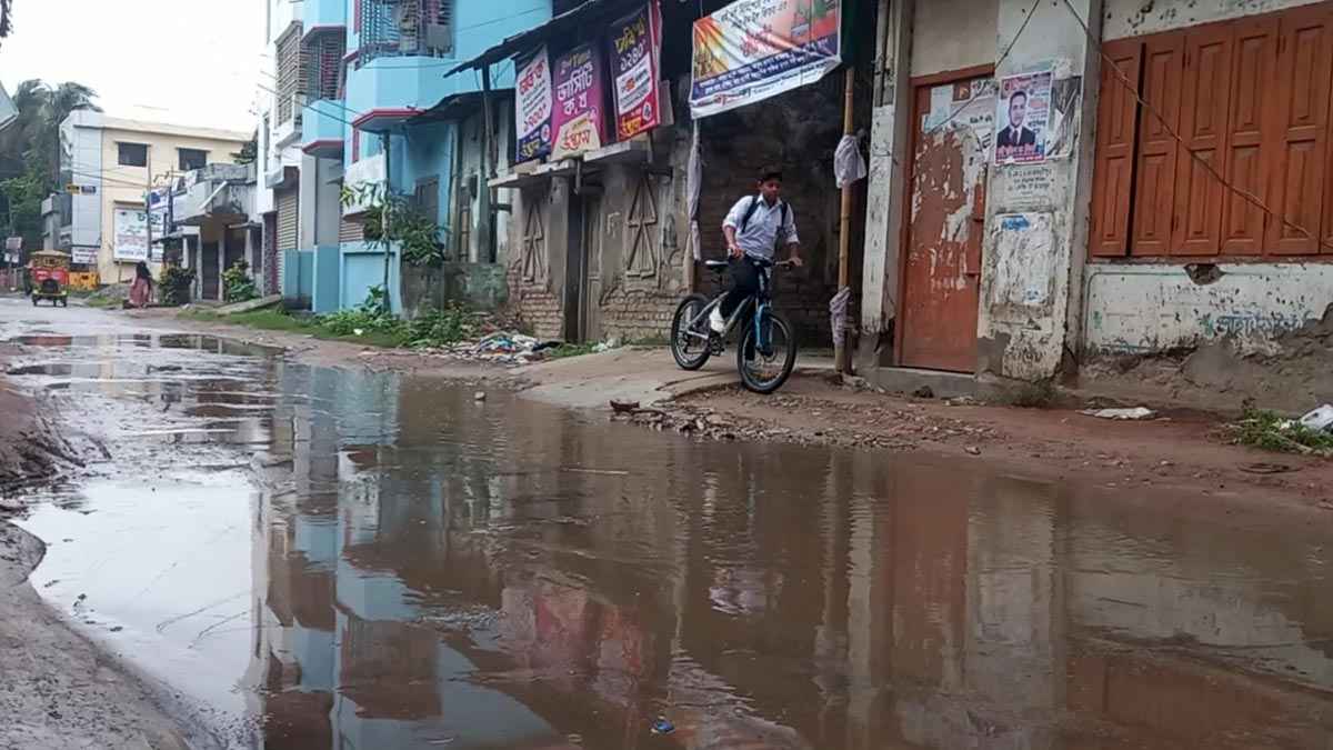 মাদারীপুর পৌরসভার সড়ক খানাখন্দে ভরা, বাড়ছে দুর্ভোগ