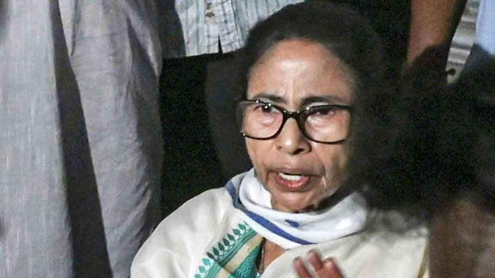 মমতার বাড়ি সামনে বিজেপির 'চোর-চোর' স্লোগান 