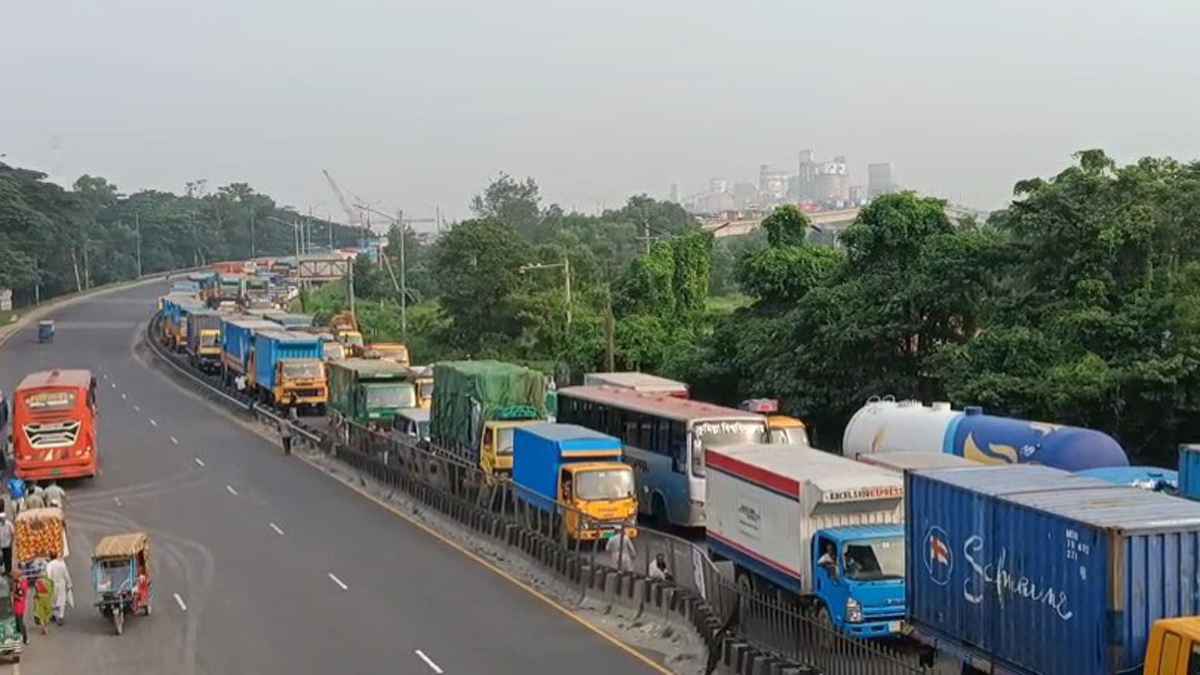 ঢাকা-চট্টগ্রাম মহাসড়কে ১৩ কিলোমিটার যানজট, চরম দুর্ভোগে যাত্রীরা