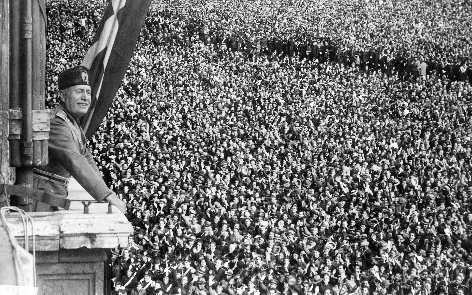 mussolini-balcony-1934_world_cup