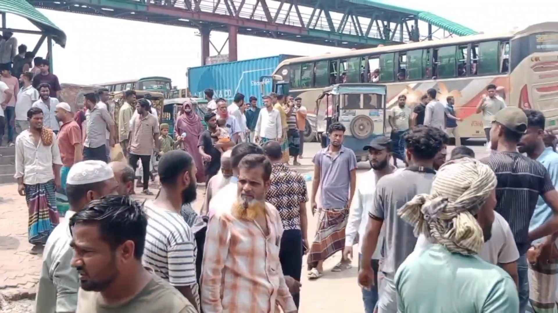 সোনারগাঁয়ে চাঁদা না পেয়ে অটোরিকশা চালক হত্যা, প্রতিবাদে মহাসড়ক অবরোধ