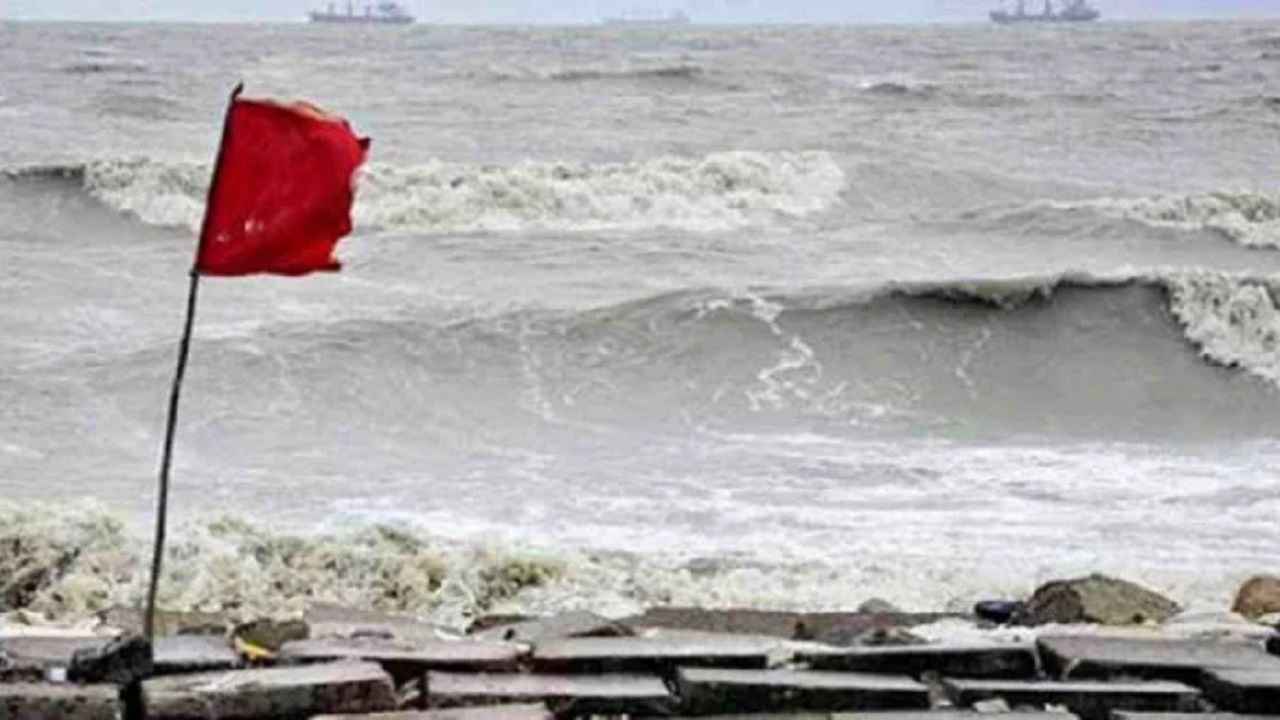 ঢাকাসহ ১১ অঞ্চলের নদীবন্দরে সতর্ক সংকেত