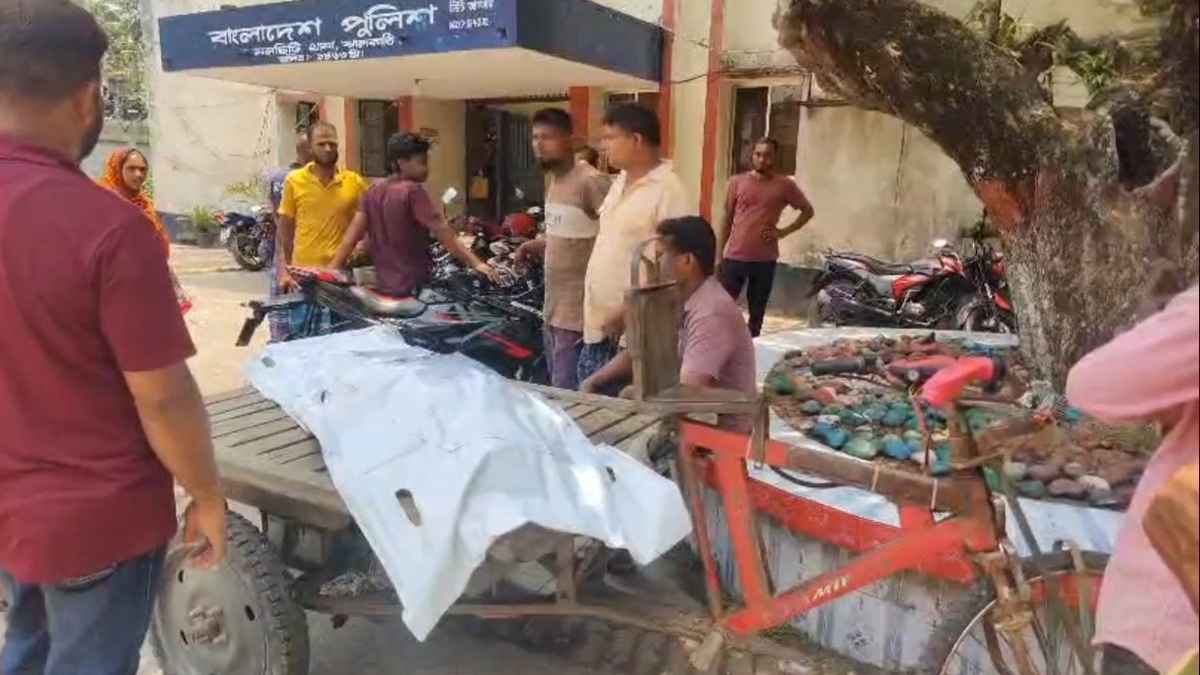 নলছিটিতে ট্রলি উল্টে চালক নিহত, আহত হেলপার