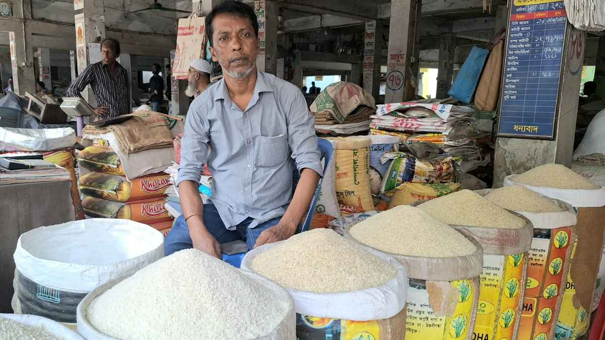 ভরা মৌসুমে নওগাঁয় বেড়েছে চালের দাম