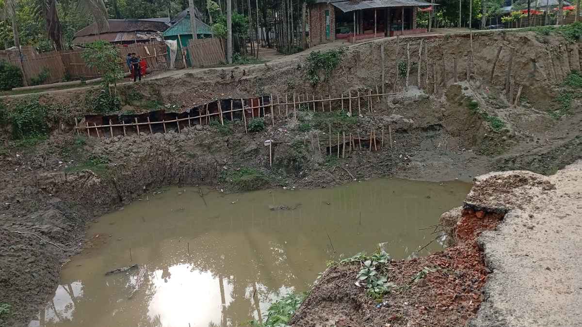 রাস্তা কেটে ৪ বছর ধরে চলছে কালভার্ট নির্মাণের কাজ, চরম ভোগান্তি