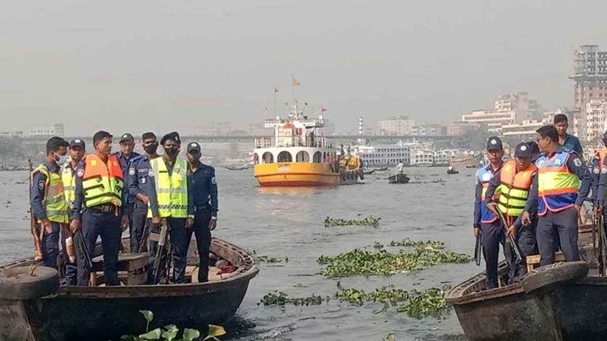 বাল্কহেডের ধাক্কায় নৌ পুলিশের নৌকাডুবি, এক কনস্টেবল নিহত