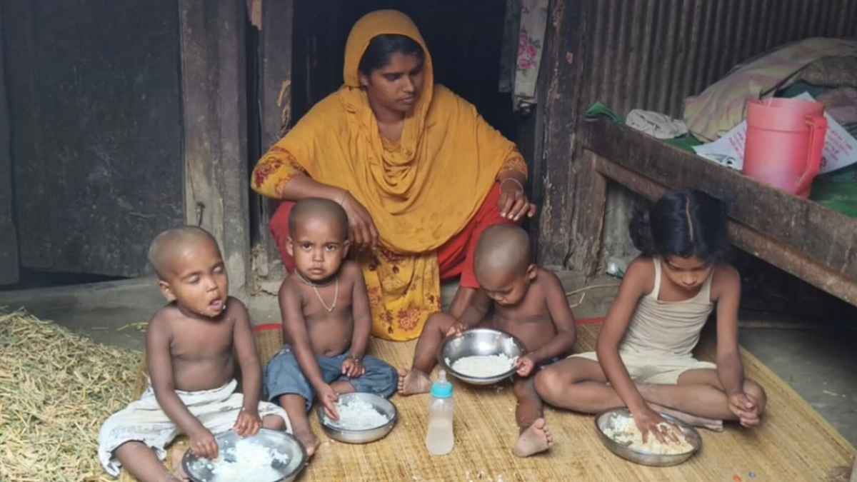 ঝুপড়ি ঘরে ৪ শিশু কন্যা নিয়ে বন্যার মানবেতর জীবন