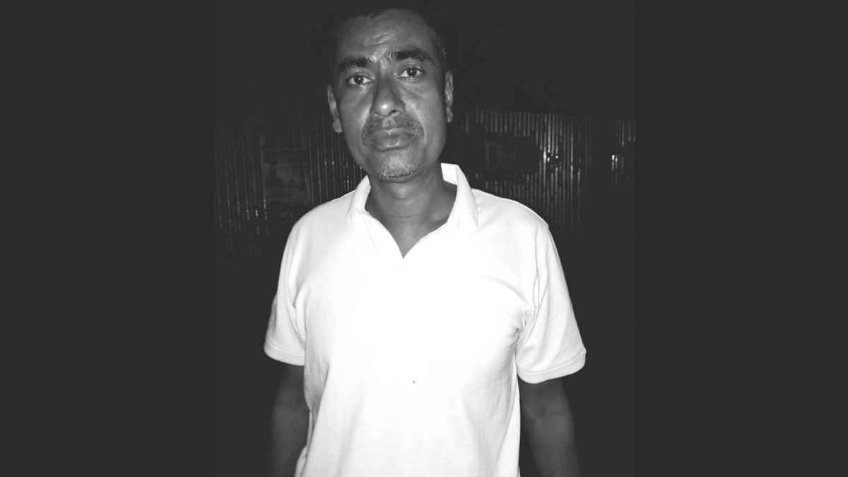 নিজ বাড়ি থেকে মাছ ব্যবসায়ীর গলা কাটা লাশ উদ্ধার