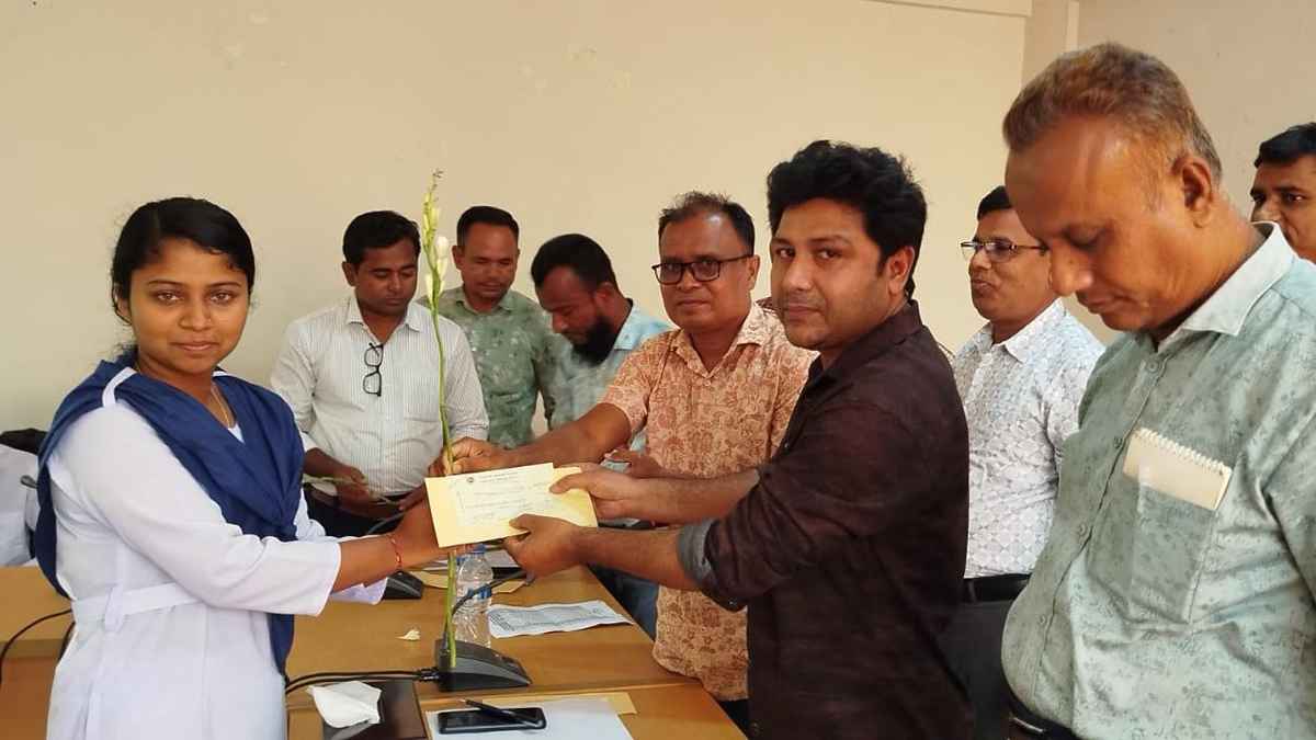 দরিদ্র মেধাবী শিক্ষার্থীদের পাশে ডিএসকে, শিক্ষাবৃত্তির চেক বিতরণ
