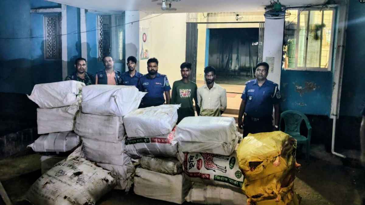 কলমাকান্দায় বিপুল পরিমাণ ভারতীয় কসমেটিকসহ ২ যুবক আটক