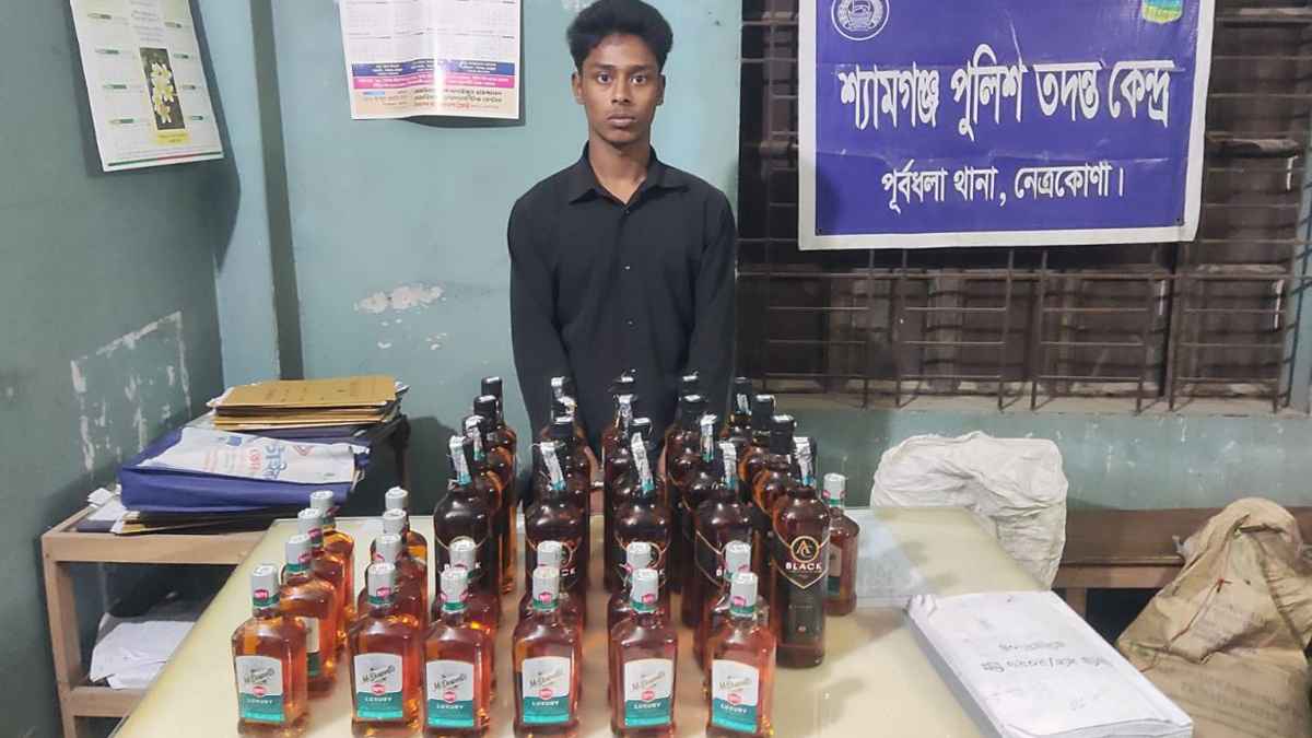 যাত্রীবাহী বাসে অভিযান, ৩৮ বোতল ভারতীয় মদসহ যুবক আটক
