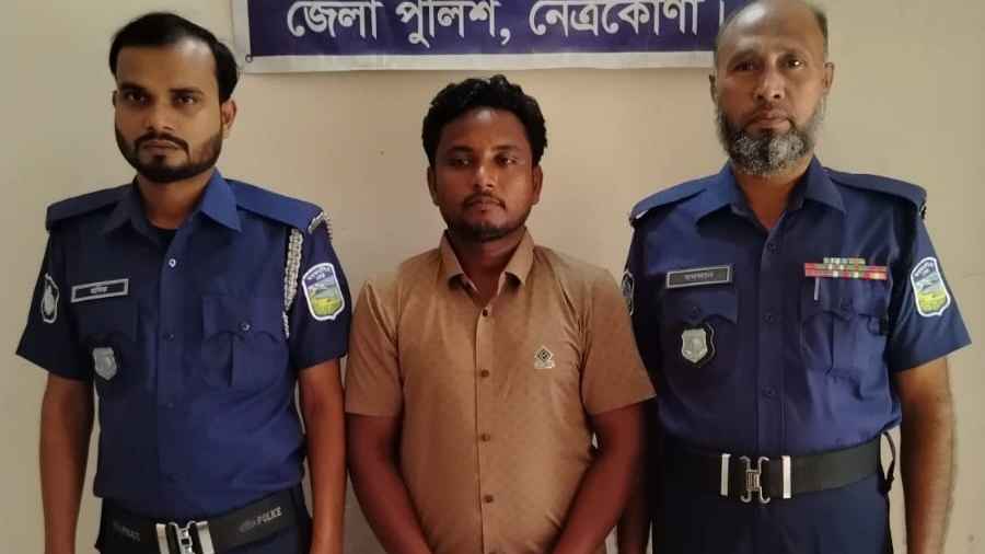 বারহাট্টায় বিশেষ অভিযানে চিহ্নিত সন্ত্রাসী মানিক গ্রেফতার