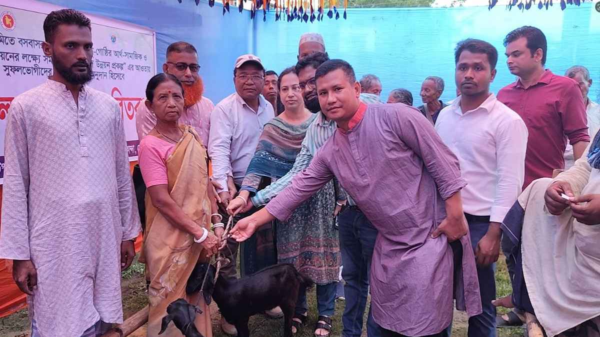 নেত্রকোনায় ক্ষুদ্র নৃ-গোষ্ঠীর মাঝে ছাগল বিতরণে অনিয়ম, ওজনে কারচুপি