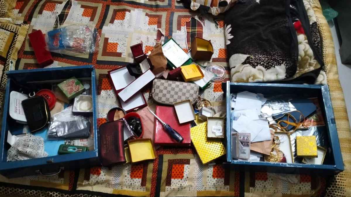 চিকিৎসকের ফ্ল্যাটে অভিনব কায়দায় চুরি, খোয়া গেছে ১৫ ভরি স্বর্ণালংকার