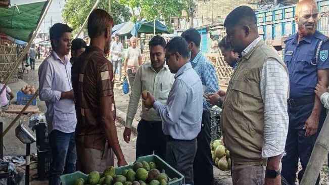 অপরিপক্ব আম বিক্রি করায় ব্যবসায়ীকে জরিমানা
