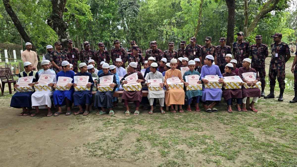 ৫১ বিজিবির উদ্যোগে শিক্ষার্থীদের মাঝে খাদ্য ও শিক্ষা উপকরণ বিতরণ
